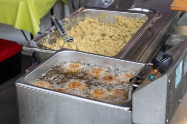 Toulouse, Fransa 'da gıda pazarında kızarmış vejetaryen falafel fındık topları, sokak yemekleri.