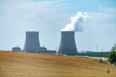 NPP 'nin soğutma kuleleri, nükleer santral termik santrali ısı kaynağının nükleer reaktör, Fransa, Avrupa, ucuz enerji kaynağı, Belleville-sur-Loire