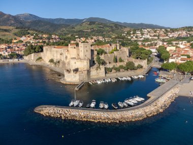 Renkli Collioure manzarası, dar sokaklar ve sarı, pembe, turuncu evler, yazlık tatil beldesi olan tarihi yerler ve plajlar, Pireneler-Orientales, Fransa
