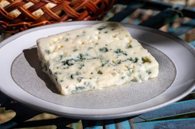 Fransız Rokfor peyniri Rokfor peyniri, Rokfor-sur-Soulzon mağaralarında koyun sütünden yapılmıştır. Fransa açık havada güneşli bahçede servis edilir.