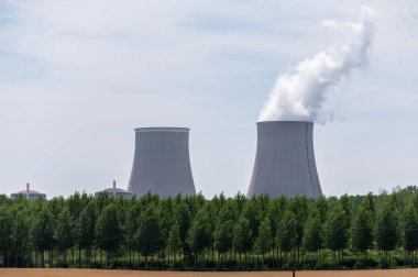 NPP 'nin soğutma kuleleri, nükleer santral termik santrali ısı kaynağının nükleer reaktör, Fransa, Avrupa, ucuz enerji kaynağı, Belleville-sur-Loire