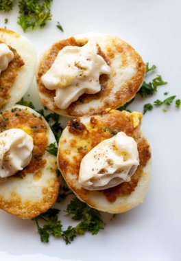 Fransız yüksek mutfağı aşçıbaşı yemeği, tavada tavuk yumurtası, özel dolgu ve sarı sos Fransız restoranında vejetaryen yemeği.