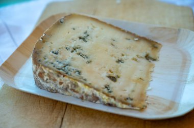 Fransız mavi peyniri Bleu des Basques, Fransa 'nın Bask ülkesindeki mağaralarda keçi sütünden yapılmıştır.