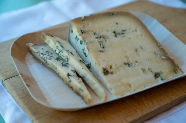 Fransız mavi peyniri Bleu des Basques, Fransa 'nın Bask ülkesindeki mağaralarda keçi sütünden yapılmıştır.