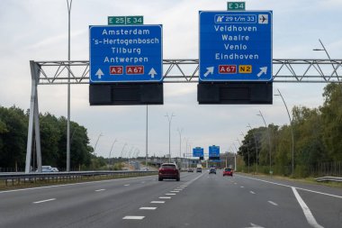 Hollanda 'da karayolu ulaşımı, Hollanda otoyolları, mavi yol işaretleri, istikametler, çoklu hat üzerinde sürüş arabası, yoğun saatlerde trafik sıkışıklığı