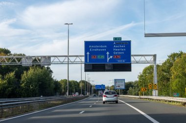 Hollanda 'da karayolu ulaşımı, Hollanda otoyolları, mavi yol işaretleri, istikametler, çoklu hat üzerinde sürüş arabası, yoğun saatlerde trafik sıkışıklığı