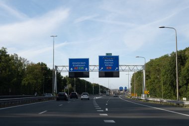 Hollanda 'da karayolu ulaşımı, Hollanda otoyolları, mavi yol işaretleri, istikametler, çoklu hat üzerinde sürüş arabası, yoğun saatlerde trafik sıkışıklığı