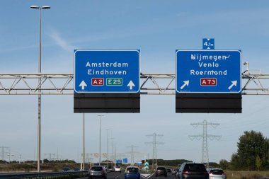 Hollanda 'da karayolu ulaşımı, Hollanda otoyolları, mavi yol işaretleri, istikametler, çoklu hat üzerinde sürüş arabası, yoğun saatlerde trafik sıkışıklığı