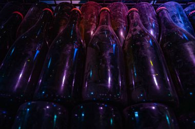 Şampanyadaki yıllanmış şaraplar yeraltı mağaralarında, geleneksel Cremant üretim metodu, limonata köpüklü şarap, Occitania, Fransa