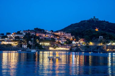 Deniz koyundaki gece manzarası, Collioure 'un eski kasabasının ışıkları ve renkli evleri, Cote Vermeille, Pyrenees-Orientales, Occitania, Fransa. Yaz tatili