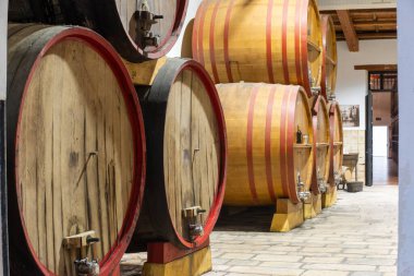 Eski büyük meşe fıçılarıyla şarap mahzeni ziyareti, Marsala, Sicilya 'da güçlendirilmiş kuru veya tatlı marsala şarabı üretimi, İtalya' da şarap endüstrisi