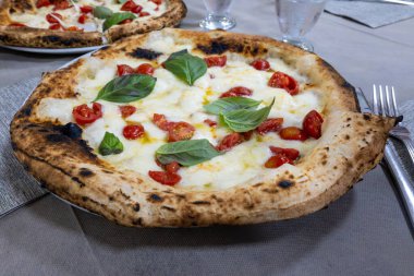 İtalyan pizzacıda fırın fırını, fırın, pizza ve pizza yemek. Kapatın.