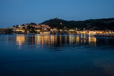 Deniz koyundaki gece manzarası, Collioure 'un eski kasabasının ışıkları ve renkli evleri, Cote Vermeille, Pyrenees-Orientales, Occitania, Fransa. Yaz tatili