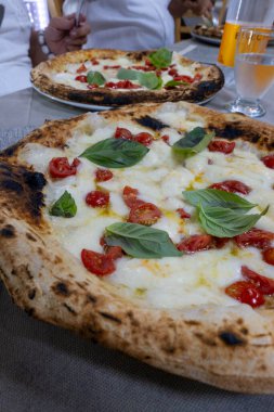 İtalyan pizzacıda fırın fırını, fırın, pizza ve pizza yemek. Kapatın.