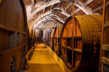 Ziyaret mağaraları, Fransa 'nın Roussillon kentindeki Katalan Pireneleri' nin yamaçlarından toplanan eski sarmaşıklardan toplanan kırmızı tatlı büyük cru şarabının yaşlandırılması için eski meşe fıçıları.