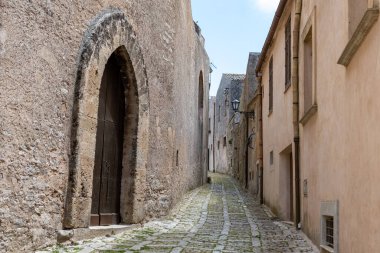 Erice, ortaçağ tepe kasabası kaldırımlı yollar, taş evler, antik kaleler, sisli manzaralar, bahçeler, sükunet, zamansız atmosfer, Sicilya tatil beldesi, Güney İtalya