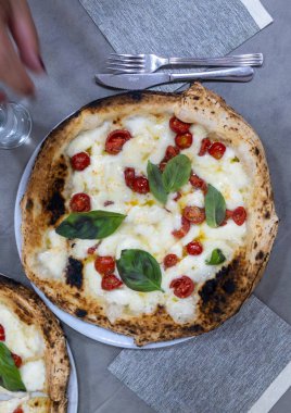 İtalyan pizzacıda fırın fırını, fırın, pizza ve pizza yemek. Kapatın.