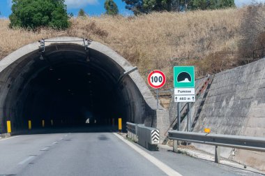 Sicilya, İtalya 'da yol ulaşımı, otobanlarla şehirlere yeşil işaretler, şehir yollarındaki mavi işaretler. Oklar, mesafeler, çıkışlar yol işaretleri yolcuların Sicilya 'da gezinmesine yardımcı oluyor