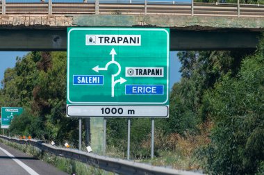 Sicilya, İtalya 'da yol ulaşımı, otobanlarla şehirlere yeşil işaretler, şehir yollarındaki mavi işaretler. Oklar, mesafeler, çıkışlar yol işaretleri yolcuların Sicilya 'da gezinmesine yardımcı oluyor