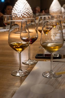 Eski büyük meşe fıçılarıyla şarap mahzeni ziyareti, güçlendirilmiş kuru veya tatlı marsala şarabı ile tatma bardakları Marsala, Sicilya, İtalya 'da şarap endüstrisi