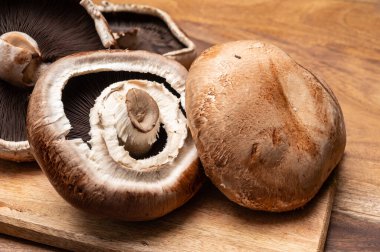 Lezzetli vejetaryen yemekleri, çiğ büyük kahverengi şampiyonlar Agaricus bisporus portobello mantarları.
