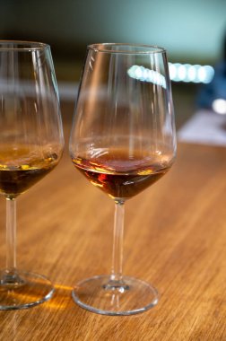 Eski büyük meşe fıçılarıyla şarap mahzeni ziyareti, güçlendirilmiş kuru veya tatlı marsala şarabı ile tatma bardakları Marsala, Sicilya, İtalya 'da şarap endüstrisi