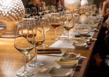 Eski büyük meşe fıçılarıyla şarap mahzeni ziyareti, güçlendirilmiş kuru veya tatlı marsala şarabı ile tatma bardakları Marsala, Sicilya, İtalya 'da şarap endüstrisi