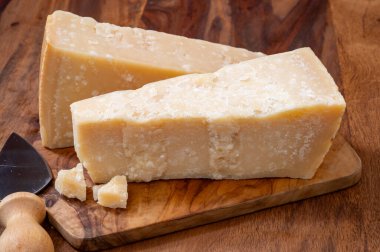 Geleneksel İtalyan yemekleri, 36 aylık mağaralardaki İtalyan parmesan peyniri Parmigiano-Reggiano ve Po River Valley, İtalya 'dan grana padano, yakın çekim.