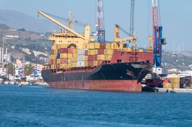 Büyük okyanus konteynırları, deniz taşımacılığı, deniz konteynırları, gemi kiralama, uluslararası ulaşım, Trapani limanı, Sicilya, İtalya