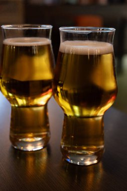 Taze demlenmiş hafif bira fıçıdan dökülen bira bardaklarıyla servis edilen bira fabrikasında Alman birasını deviriyor.