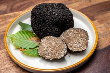 Lezzetli mantarlar, İtalya 'dan taze siyah mantar mantarı lezzetli aromalı mantar yemekleri yapmak için Fransa' da aşçılık restoranı.