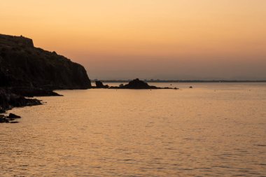 Deniz kıyısındaki gece manzarası, Collioure eski kasabası yakınlarındaki ışıklar, Cote Vermeille, Pyrenees-Orientales, Occitania, Fransa. Yaz tatili