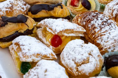 İtalyan tatlısı dolce pastası ve kremalı kekler ve Roma, İtalya 'daki zanaatkar fırında yapılan meyveler.