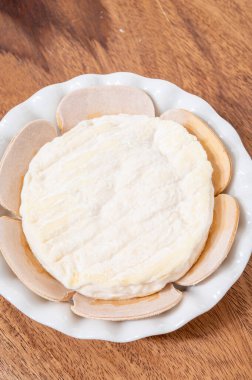 Fransız peynirleri koleksiyonu, Fransa 'nın Rhone-Alpes bölgesinden beyaz küflü yumuşak yuvarlak Saint-Felicien inek sütü peyniri.