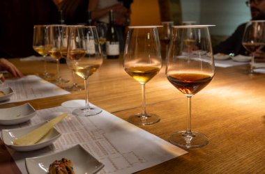 Eski büyük meşe fıçılarıyla şarap mahzeni ziyareti, güçlendirilmiş kuru veya tatlı marsala şarabı ile tatma bardakları Marsala, Sicilya, İtalya 'da şarap endüstrisi