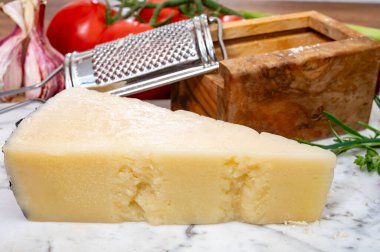 Lazio, Sardunya veya Toskana 'da koyun sütünden yapılmış pekorino romano İtalyan peyniri parçaları.