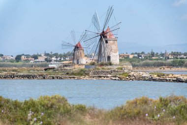 Deniz tuzu fabrikaları, eski tuz değirmenleri ve tavalar, Marsala, Trapani, Sicilya, İtalya yakınlarındaki yüksek kalite tuz elde etmek.