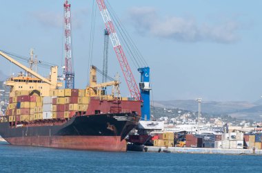 Büyük okyanus konteynırları, deniz taşımacılığı, deniz konteynırları, gemi kiralama, uluslararası ulaşım, Trapani limanı, Sicilya, İtalya