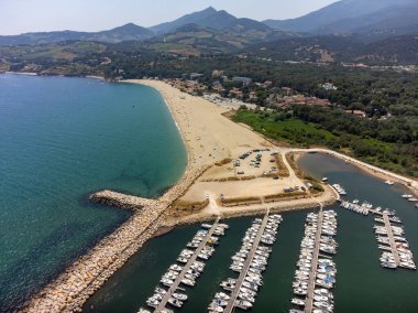 Collioure ve Angeles-sur-mer, Cote Vermeille, Pyrenees-Orientales, Occitania, Fransa yakınlarında beyaz kumlu plajları olan deniz manzarası. Liman ve Le Racou plajı, tatil beldesi.