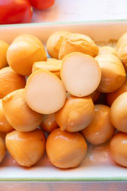 Peynir koleksiyonu, füme sarı İtalyan mini scamorza ya da inek sütünden yapılmış scamorzella peyniri.