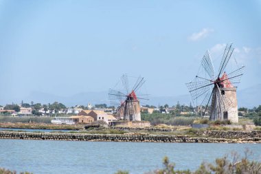 Deniz tuzu fabrikaları, eski tuz değirmenleri ve tavalar, Marsala, Trapani, Sicilya, İtalya yakınlarındaki yüksek kalite tuz elde etmek.