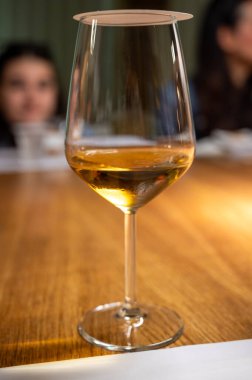 Eski büyük meşe fıçılarıyla şarap mahzeni ziyareti, güçlendirilmiş kuru veya tatlı marsala şarabı ile tatma bardakları Marsala, Sicilya, İtalya 'da şarap endüstrisi