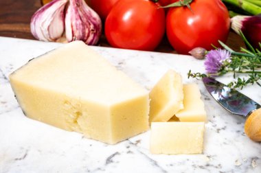 Lazio, Sardunya veya Toskana 'da koyun sütünden yapılmış pekorino romano İtalyan peyniri parçaları.