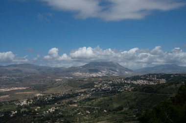 Erice 'nin zirvesinden manzaralı kıyı yollarına, zeytinliklerine, Riserva Naturale Orientata Monte Cofano ve Akdeniz manzaralı panoramik manzaralı, İtalya' nın güneyinde seyahat yeri