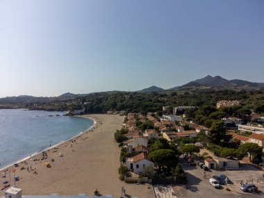 Collioure ve Angeles-sur-mer, Cote Vermeille, Pyrenees-Orientales, Occitania, Fransa yakınlarında beyaz kumlu plajları olan deniz manzarası. Le Racou plajı, yaz tatili merkezi.