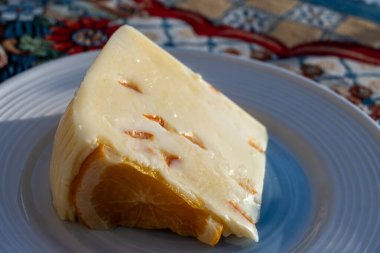 İtalyan provolone peyniri taze portakalla yapılır, Sicilya peyniri, Palermo yemeği, Mondello 'da servis edilir.