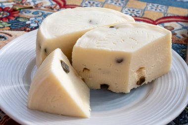 Primo İndirimli Sert Peynir. Karışık sütten yapılmış. İnce beyaz kabuklu.