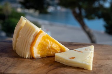 İtalyan provolone peyniri taze portakallardan yapılır, Sicilya peyniri, Palermo yemeği, Palermoin yakınlarında Mondello 'da deniz manzaralı servis edilir.