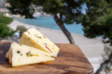 Taze roket salatası, siyah biber, zeytin, şarap, Sicilya peyniri, Palermo yemeği ve Mondello sahilindeki deniz manzarası nea Palermo, Sicilya