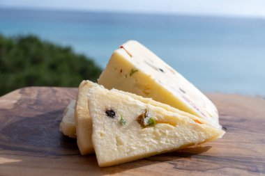 Taze roket salatası, siyah biber, zeytin, şarap, Sicilya peyniri, Palermo yemeği ve Mondello sahilindeki deniz manzarası nea Palermo, Sicilya